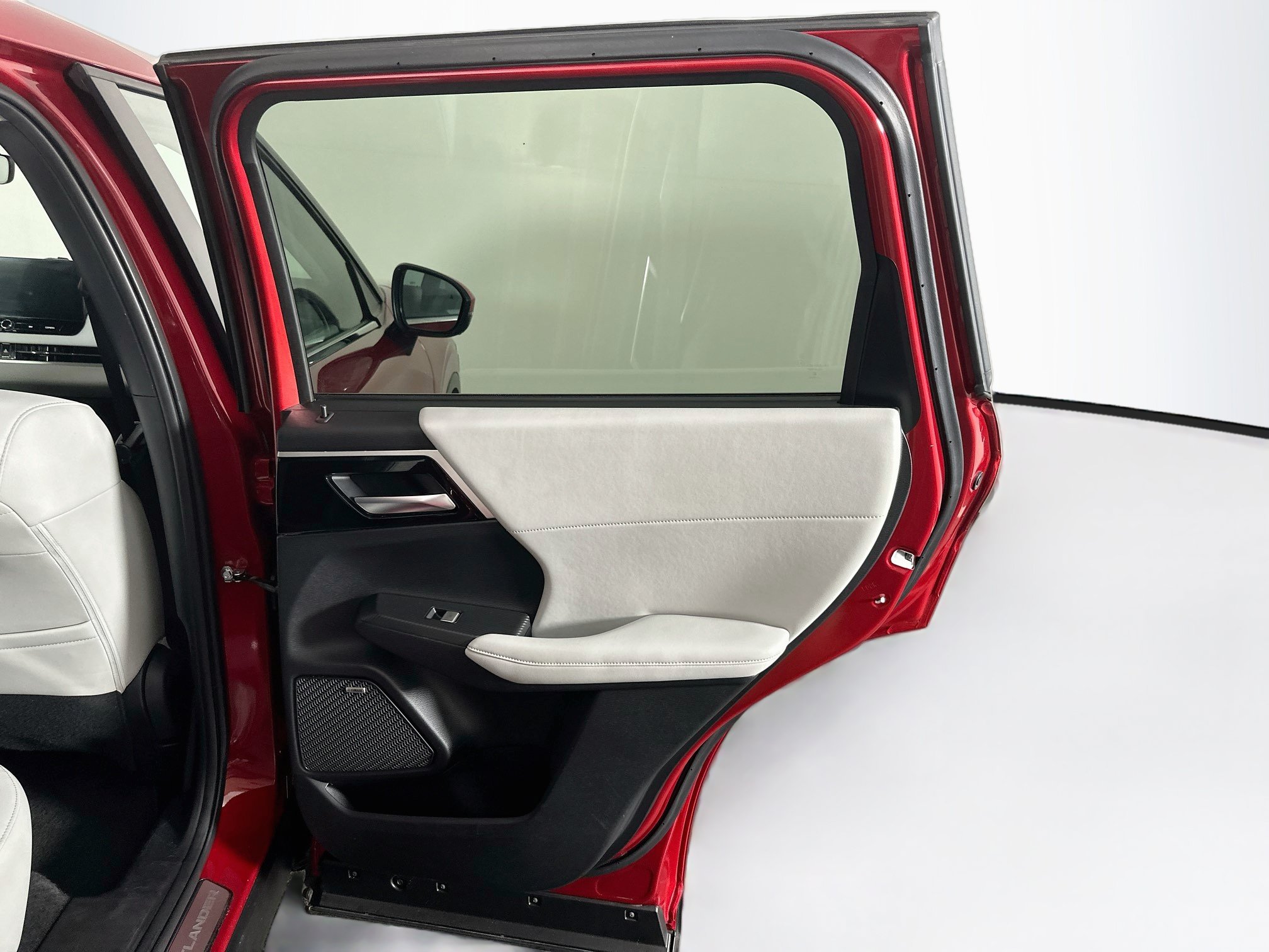 Used 2025 Mitsubishi Outlander SE FWD image 32