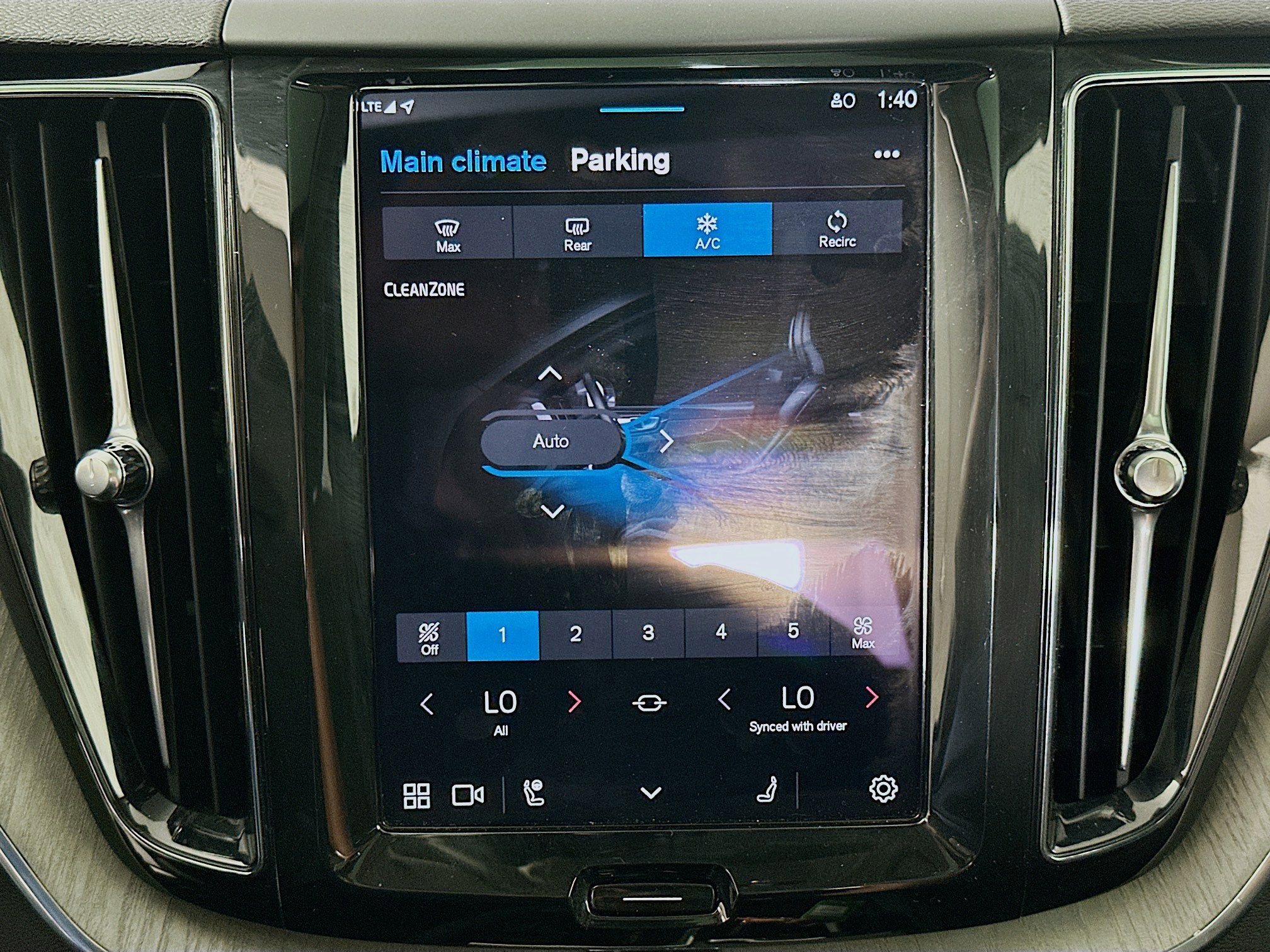 Used 2025 Volvo XC60 B5 Plus image 22