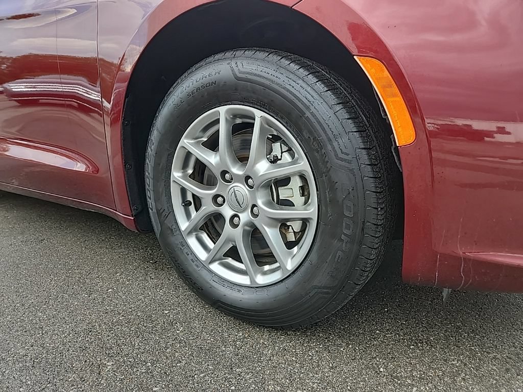 Used 2021 Chrysler Pacifica Touring FWD image 3