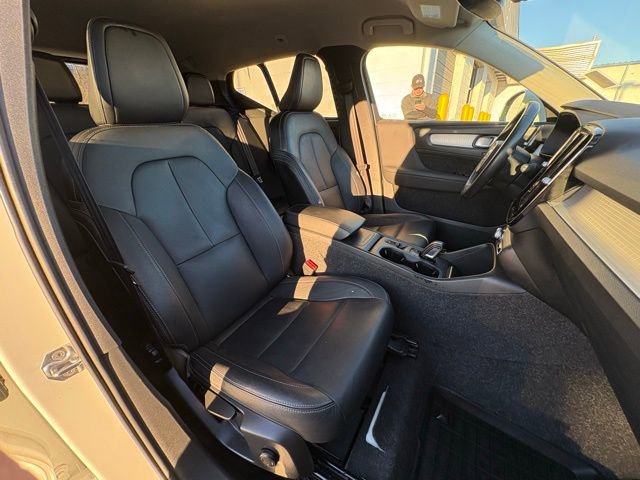 Used 2021 Volvo XC40 T4 Momentum w/ Protection Package Premier image 23