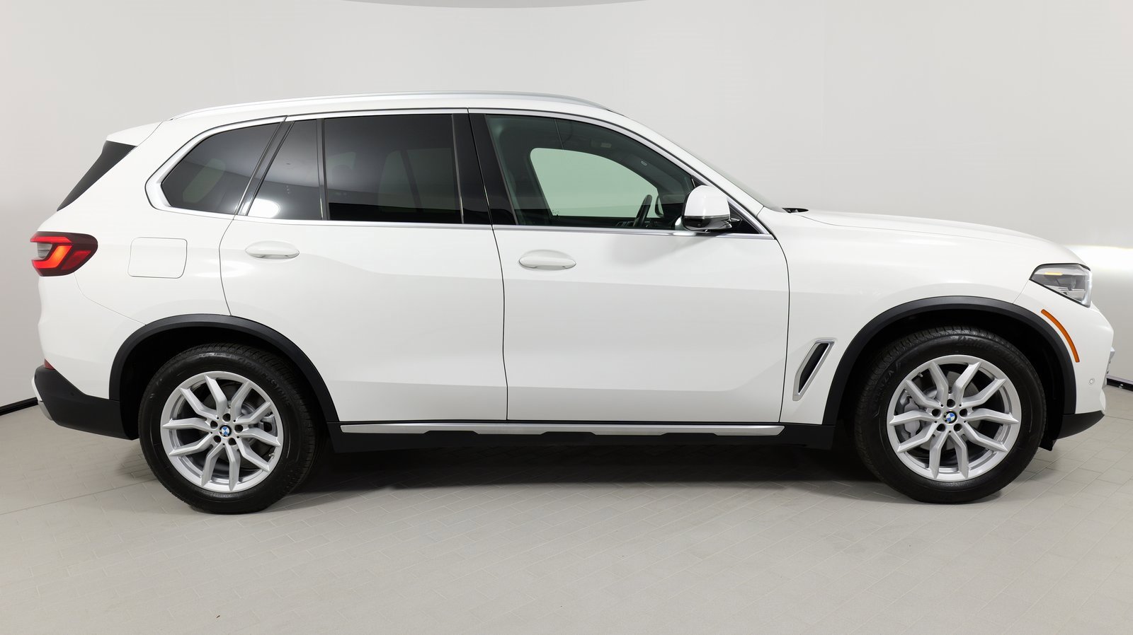 Used 2022 BMW X5 xDrive40i w/ Parking Assistance Package image 8