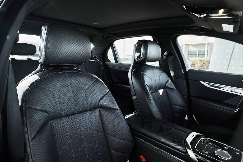 Used 2024 BMW 740i w/ Premium Package RWD image 23