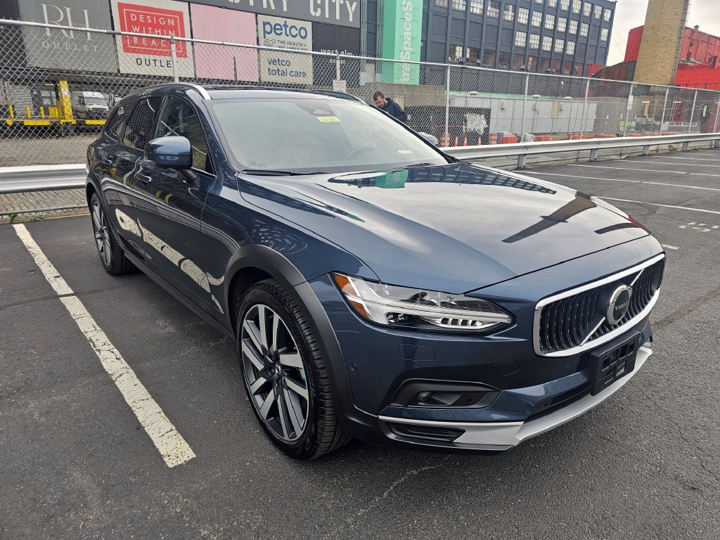 Used 2025 Volvo V90 B6 Cross Country Ultra AWD/4WD image 4