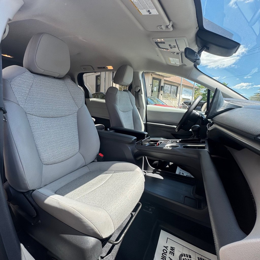 Used 2022 Toyota Sienna LE AWD/4WD image 18