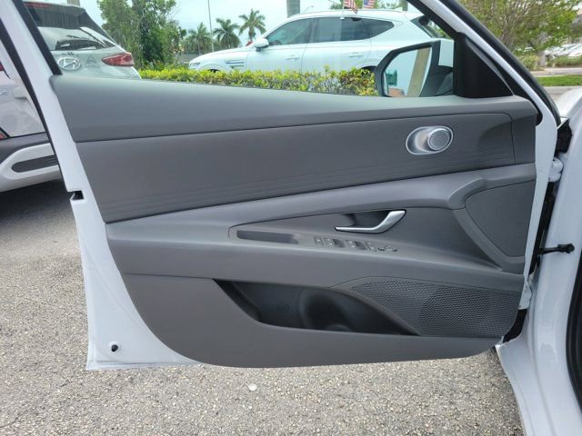 Certified 2025 Hyundai Elantra SE w/ Cargo Package FWD image 11
