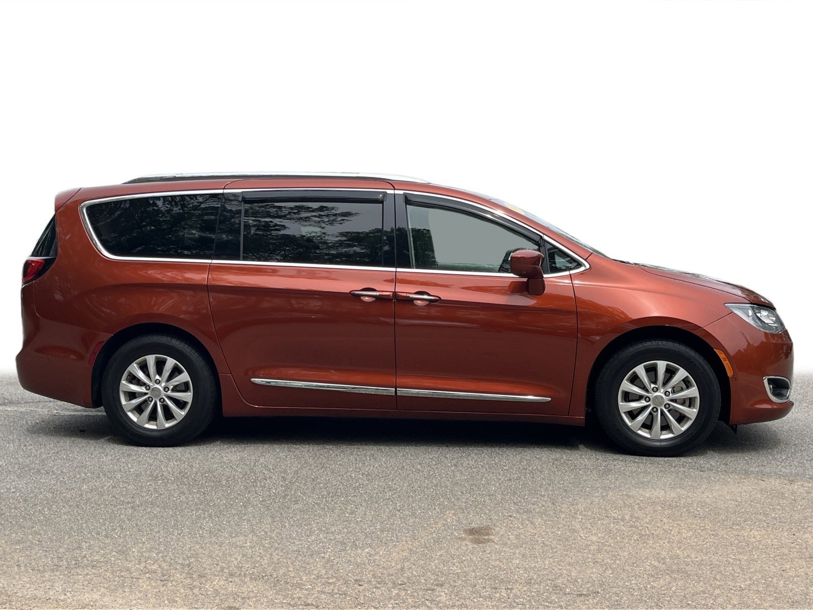 Used 2018 Chrysler Pacifica Touring-L w/ Advanced Safetytec Group image 28
