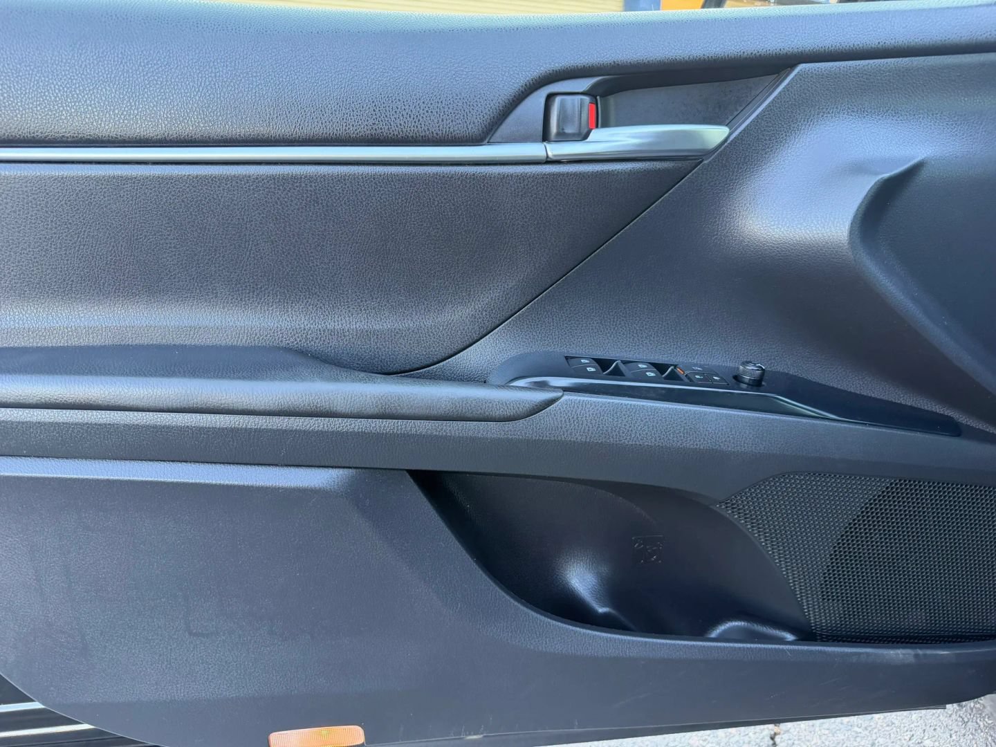 Used 2018 Toyota Camry SE w/ Moonroof Package FWD image 9