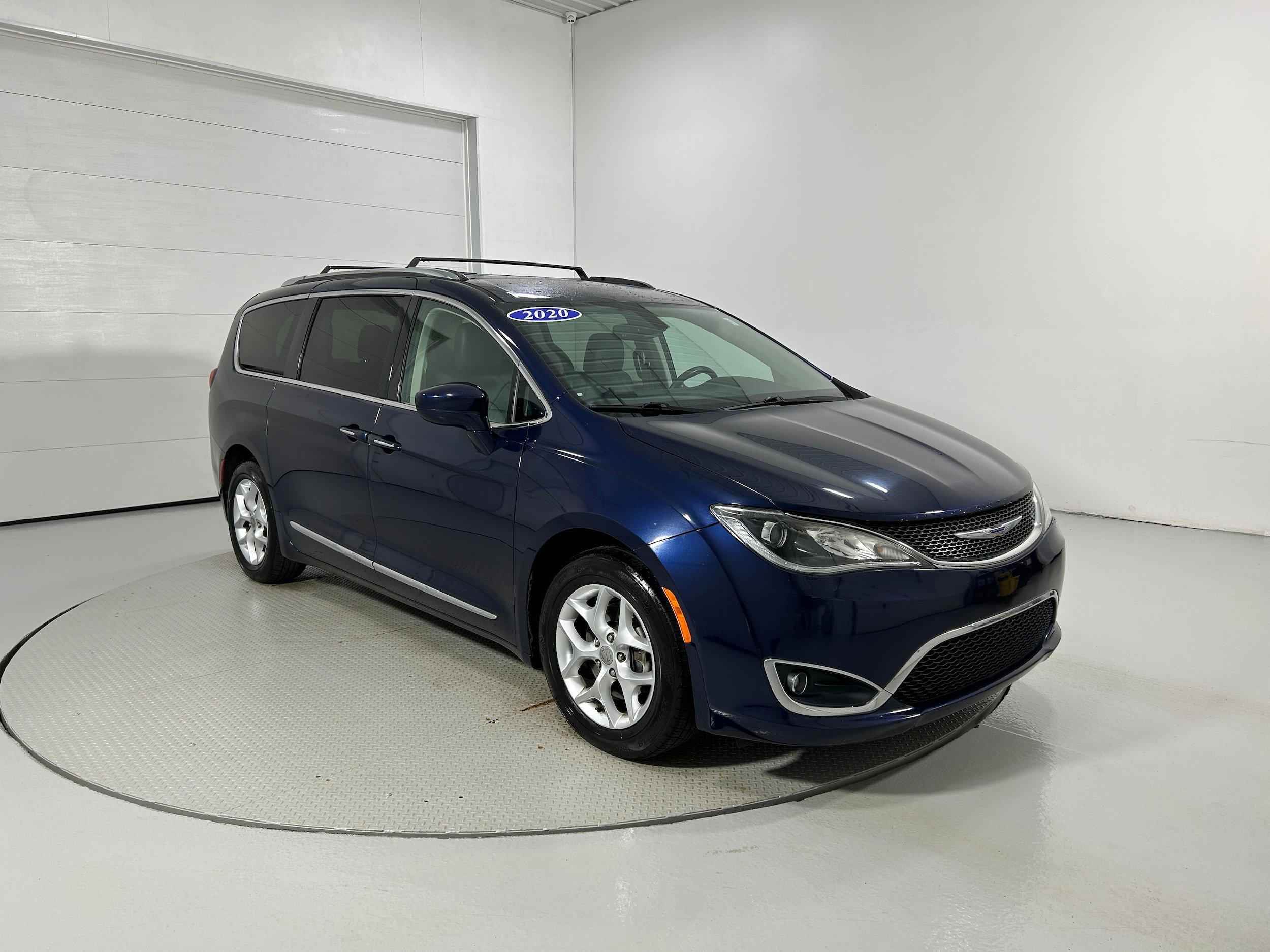 Used 2020 Chrysler Pacifica Touring-L w/ Tire & Wheel Group FWD image 2