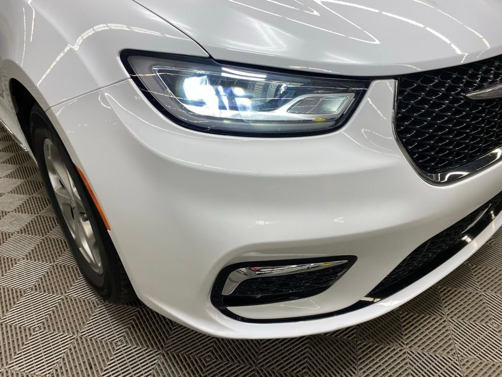 Used 2023 Chrysler Pacifica Limited image 5