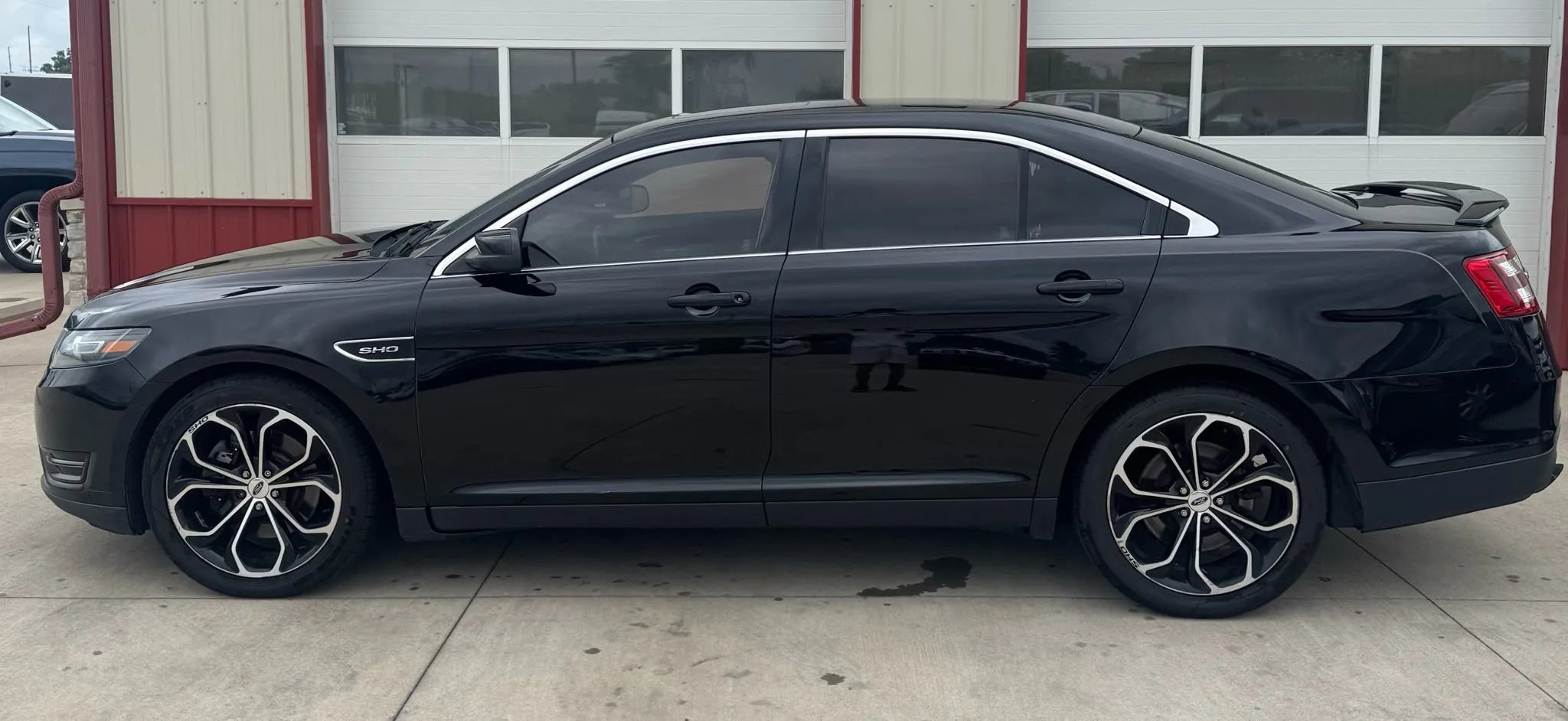 Used 2017 Ford Taurus SHO AWD/4WD image 16