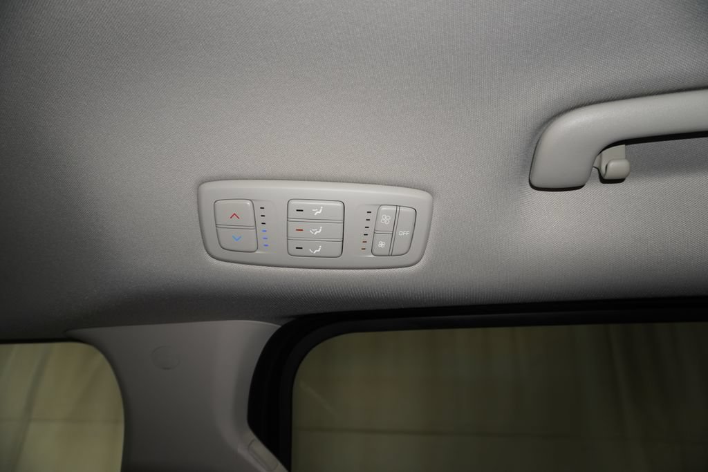 Used 2024 Kia Carnival LX FWD image 15