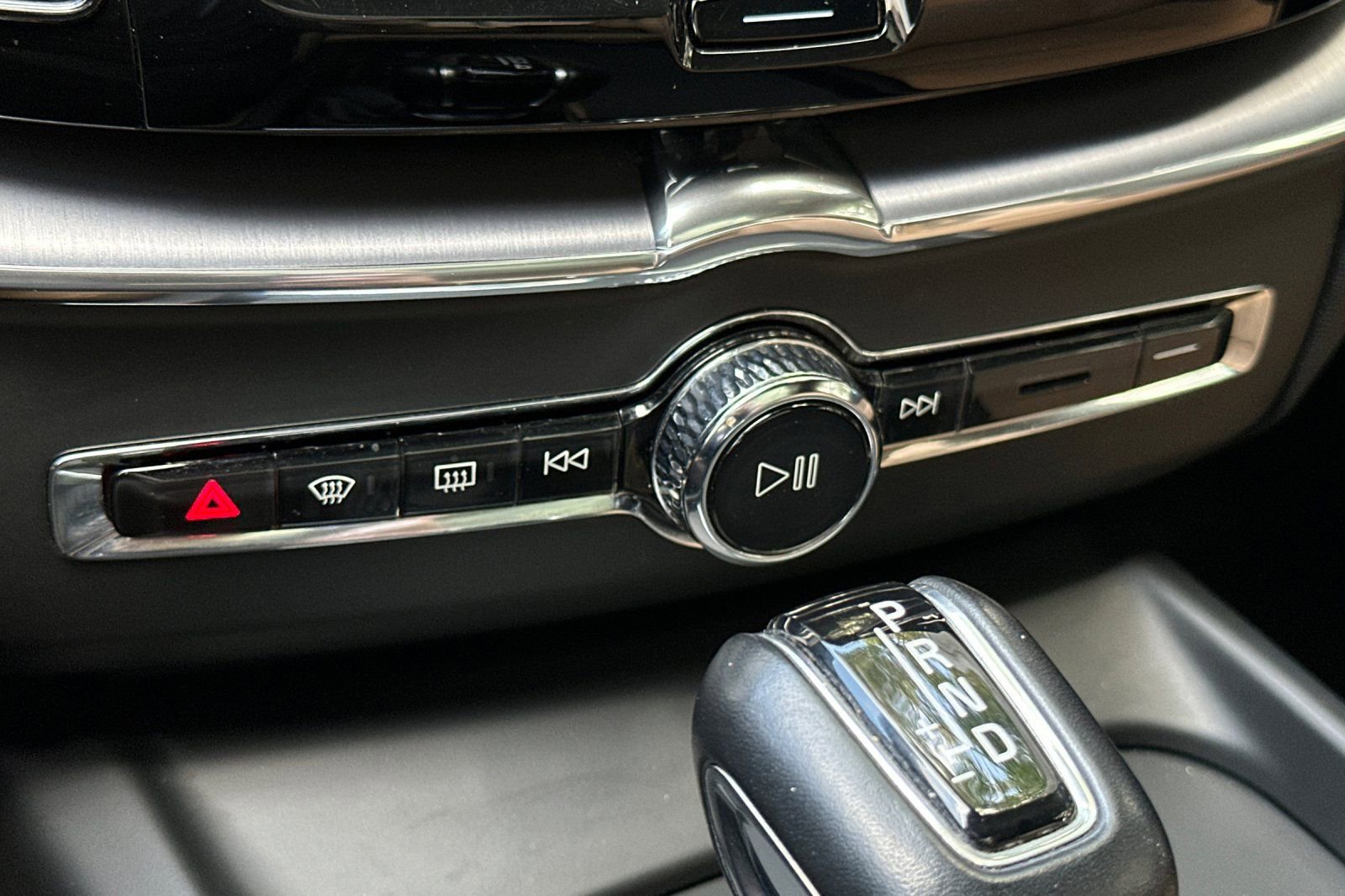 Used 2020 Volvo XC60 T5 Momentum w/ Protection Package Premier FWD image 19