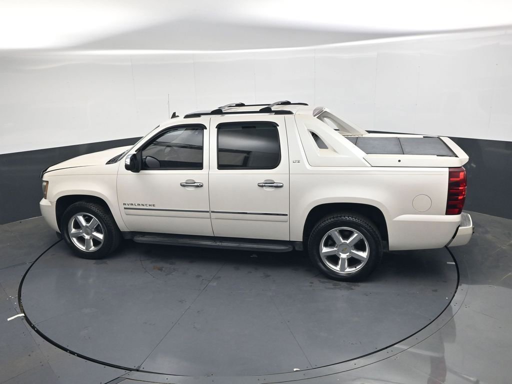 Used 2011 Chevrolet Avalanche LTZ AWD/4WD image 18