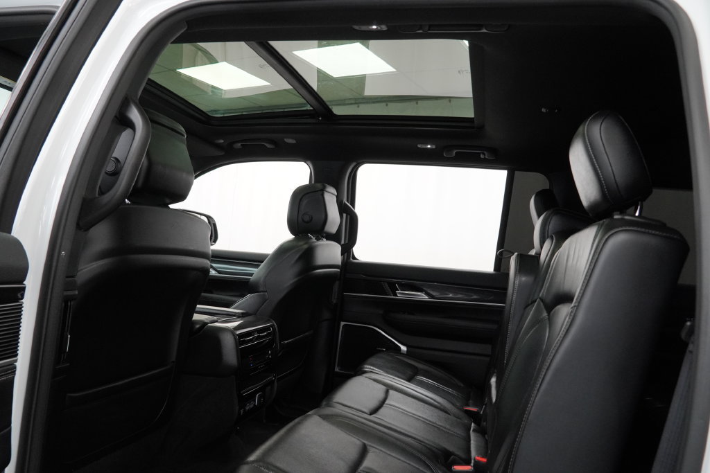 Used 2023 Jeep Wagoneer 4WD w/ Premium Group I image 4