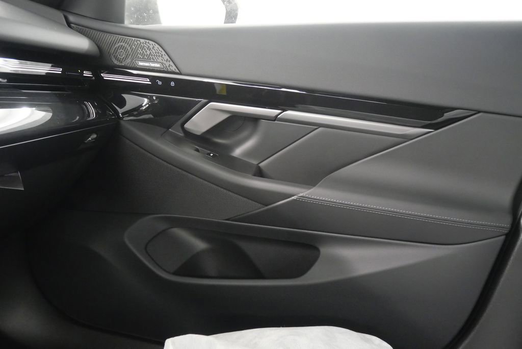 Used 2025 BMW 530i xDrive w/ Premium Package image 27