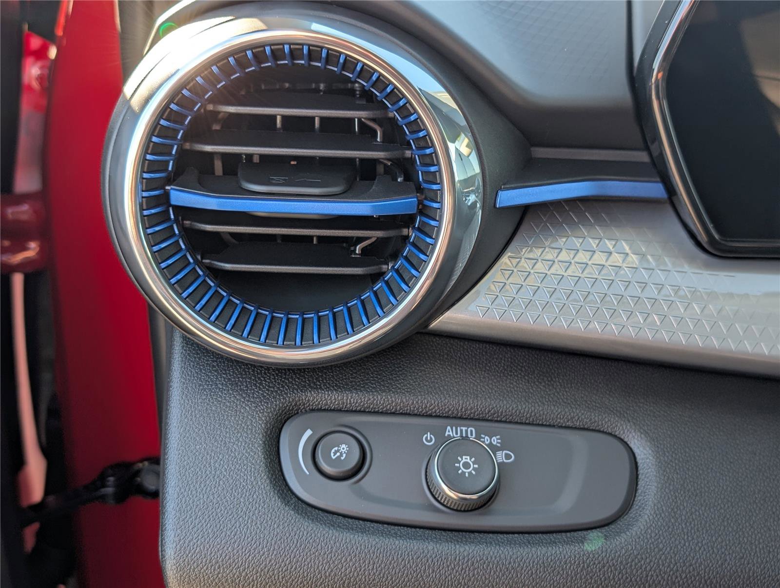 New 2026 Chevrolet Trax LT w/ Sunroof Package image 16