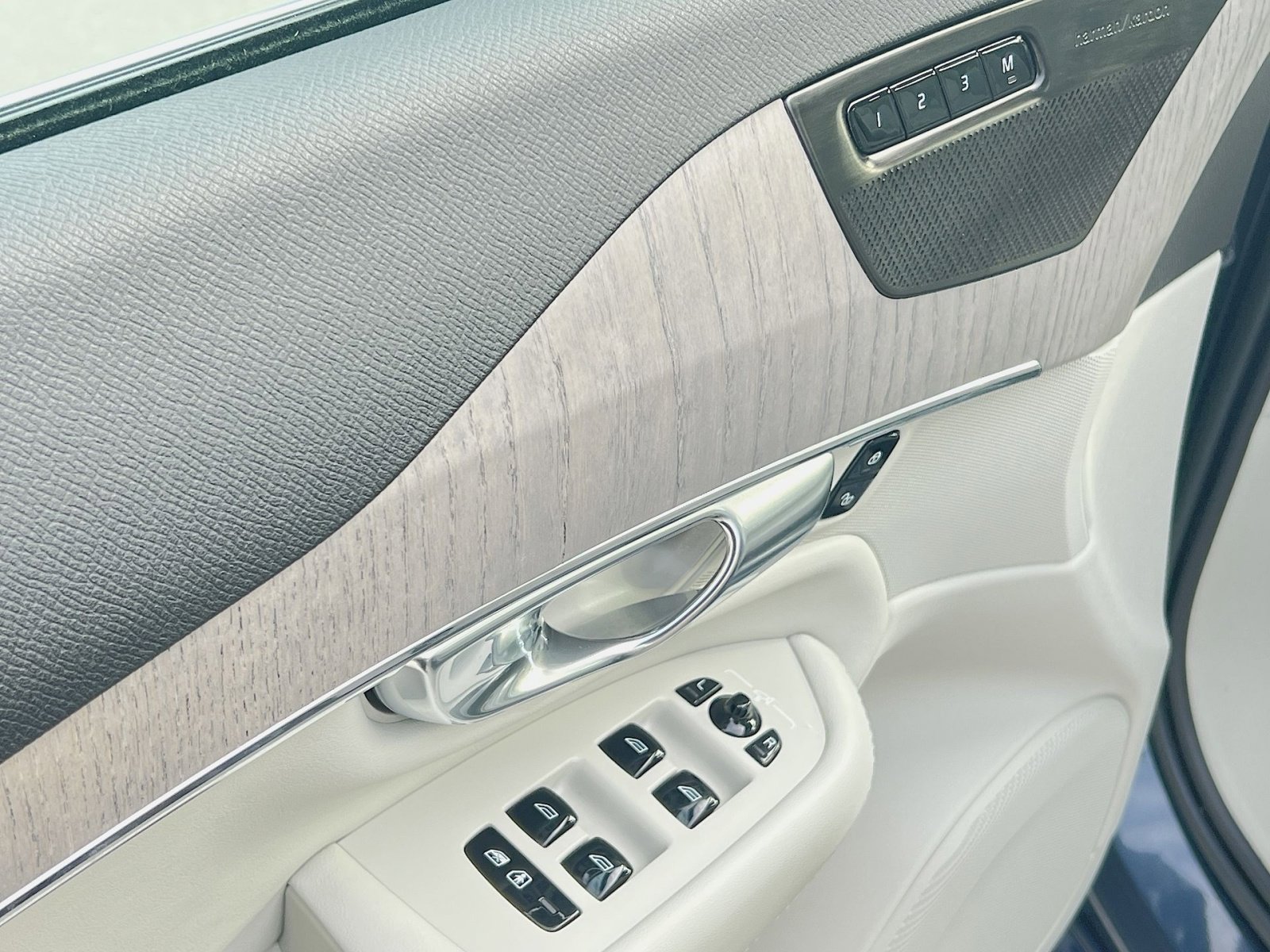 Certified 2023 Volvo XC90 B6 Plus w/ Protection Package Premier image 15