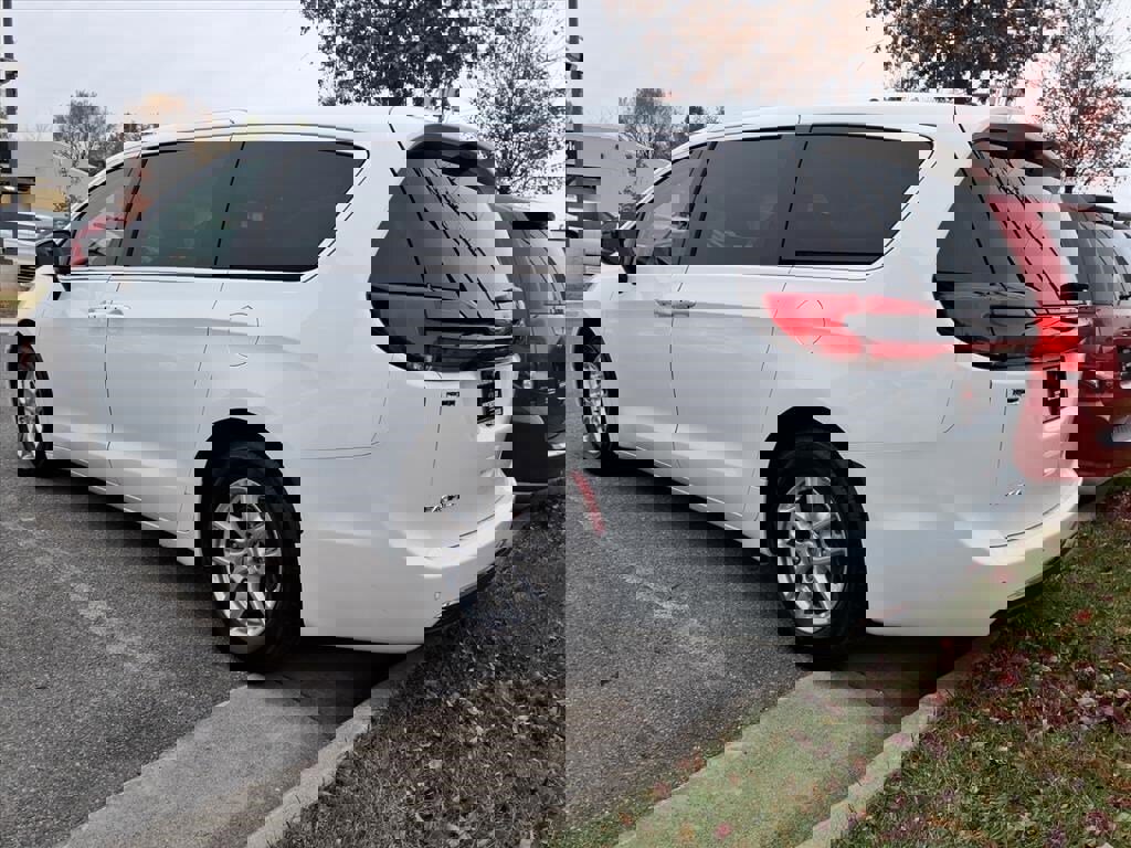 Used 2024 Chrysler Pacifica Touring-L image 3