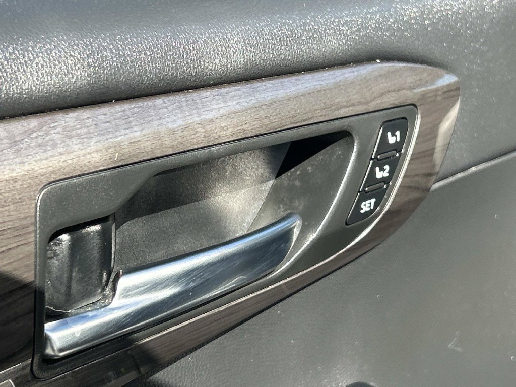 Used 2021 Toyota Highlander Limited FWD image 24