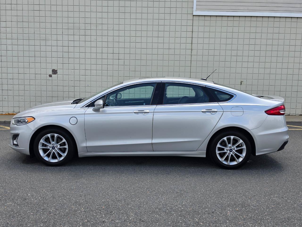 Used 2019 Ford Fusion Energi Titanium FWD image 4