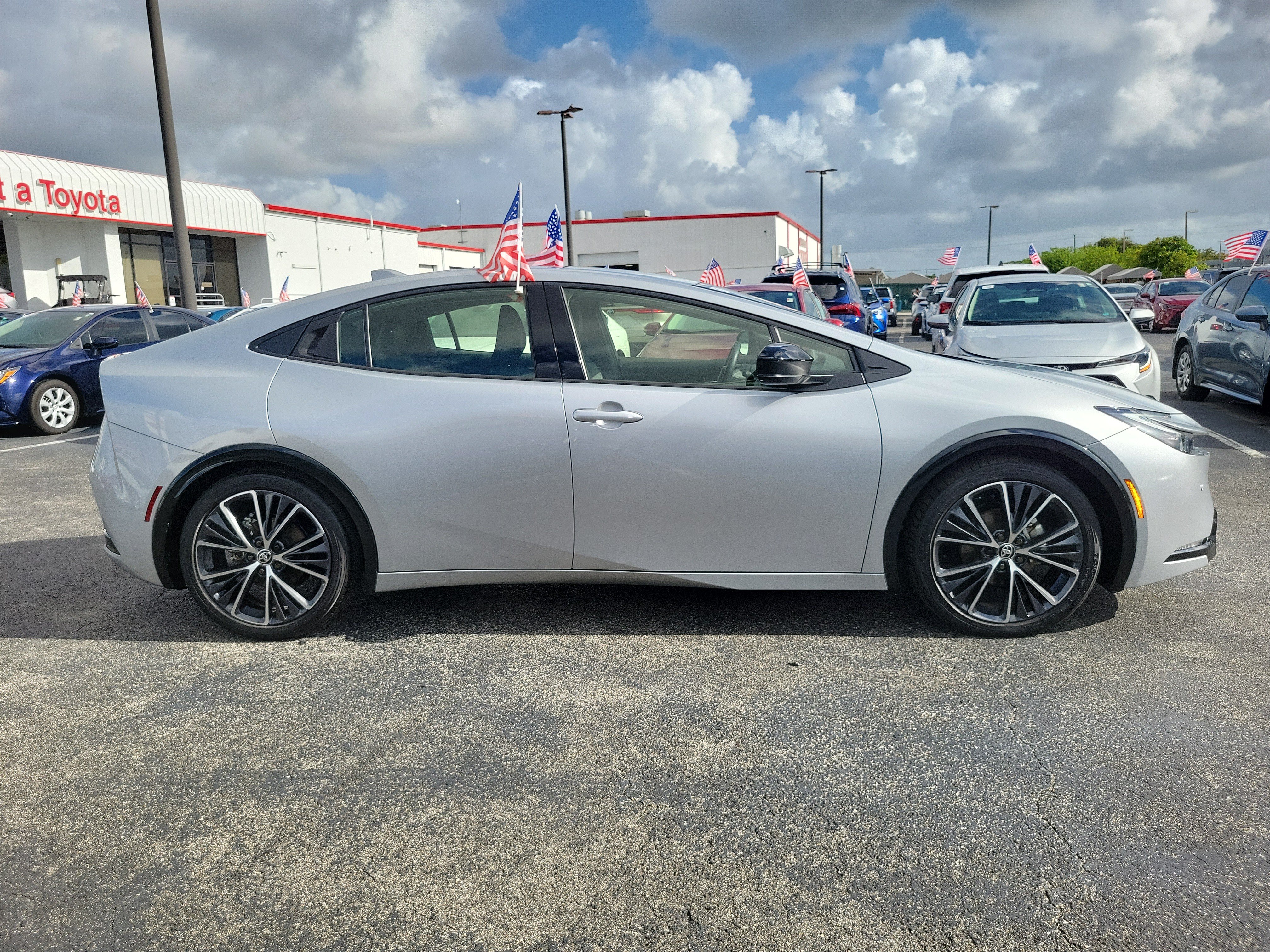 Used 2025 Toyota Prius XLE FWD image 13