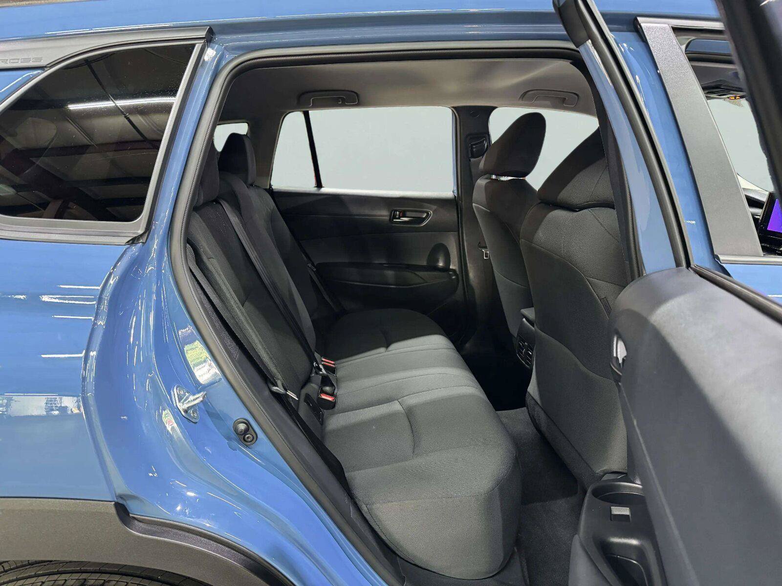 Used 2026 Toyota Corolla Cross LE AWD/4WD image 35