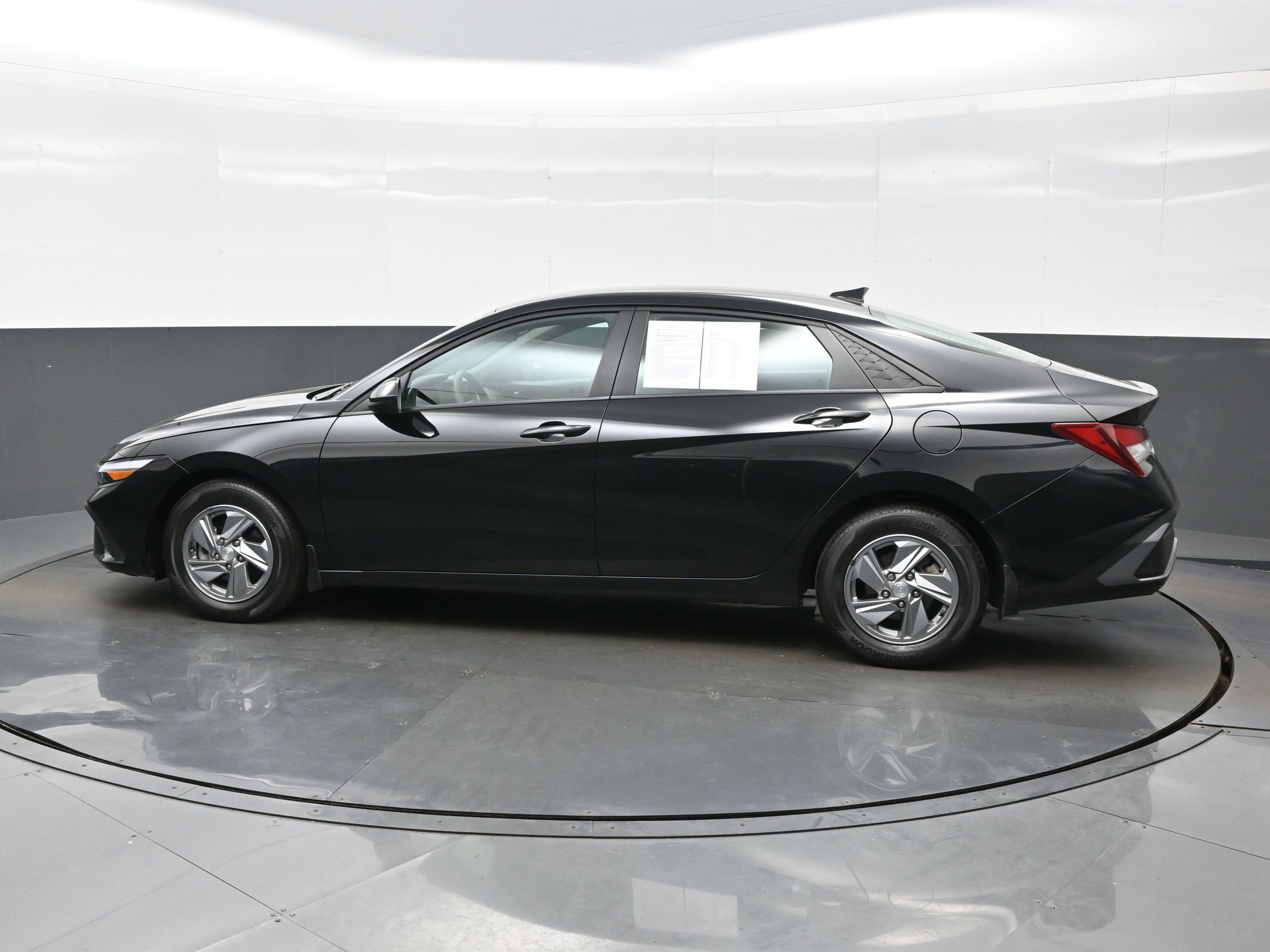 Used 2024 Hyundai Elantra SE FWD image 3