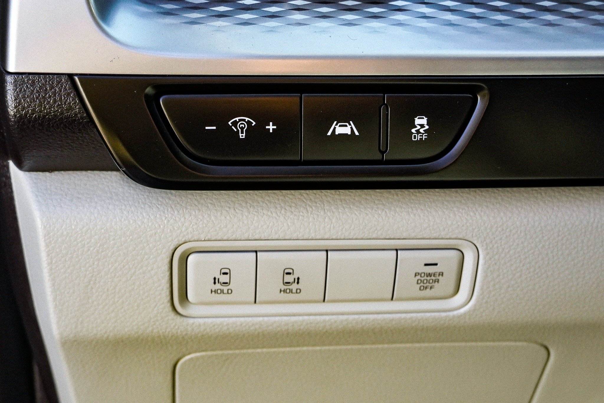 Used 2024 Kia Carnival LX FWD image 18