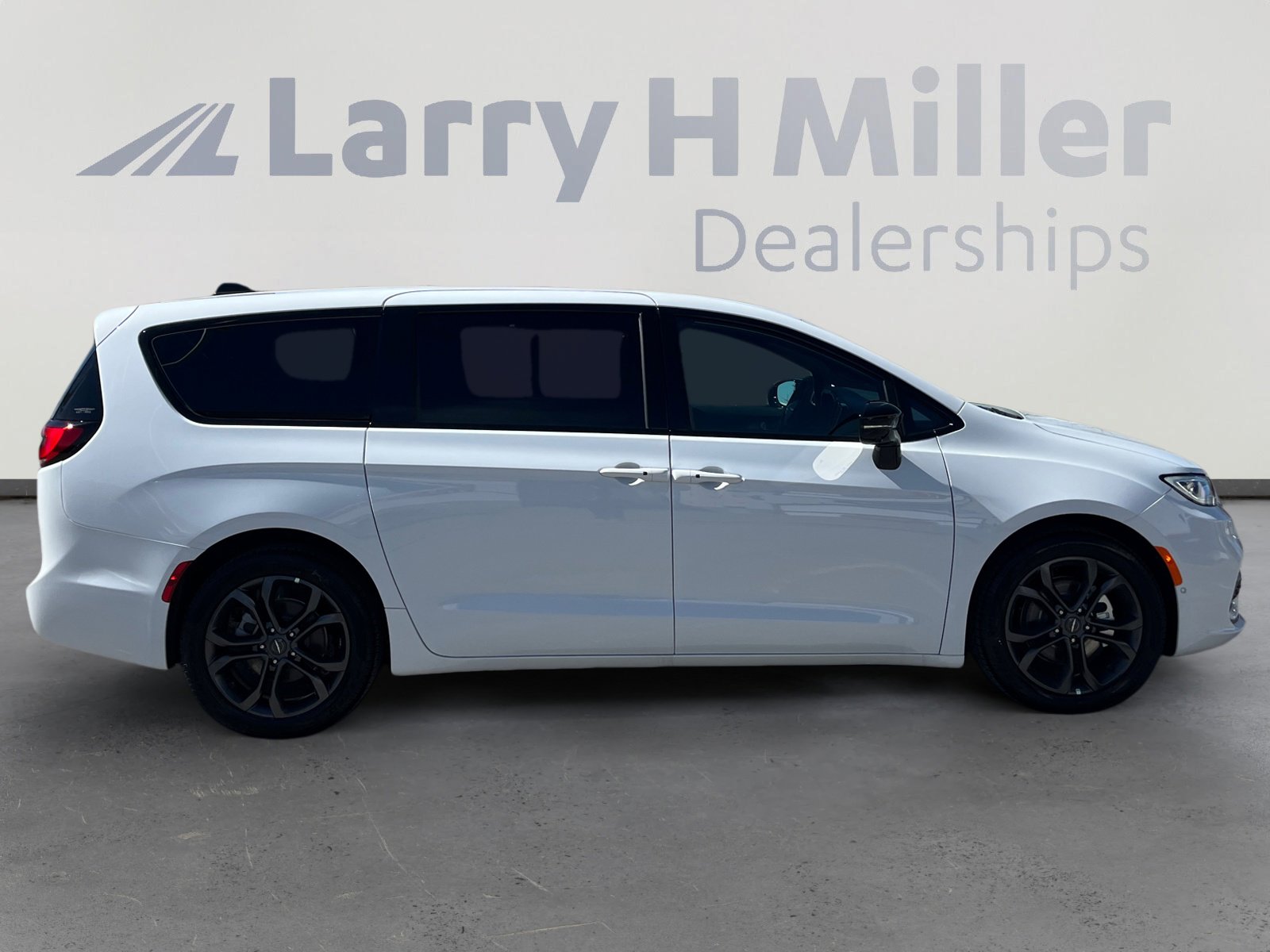 New 2026 Chrysler Pacifica Select image 6