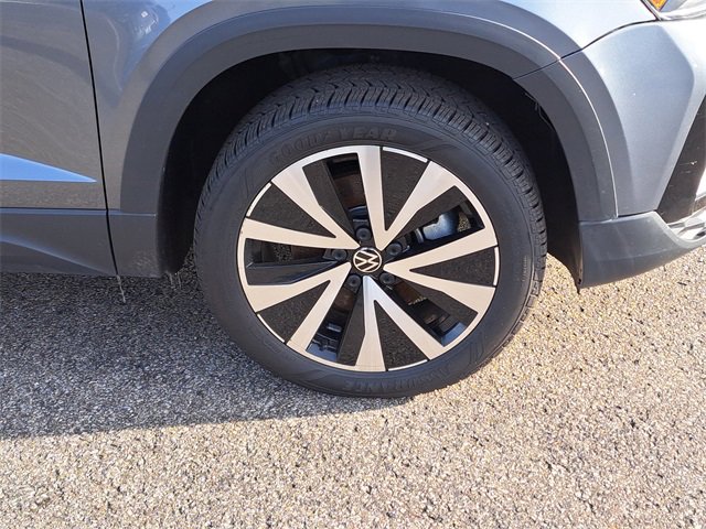 Used 2024 Volkswagen Taos SE image 4