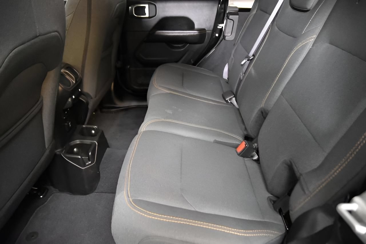 Used 2025 Jeep Wrangler Unlimited Sahara AWD/4WD image 35