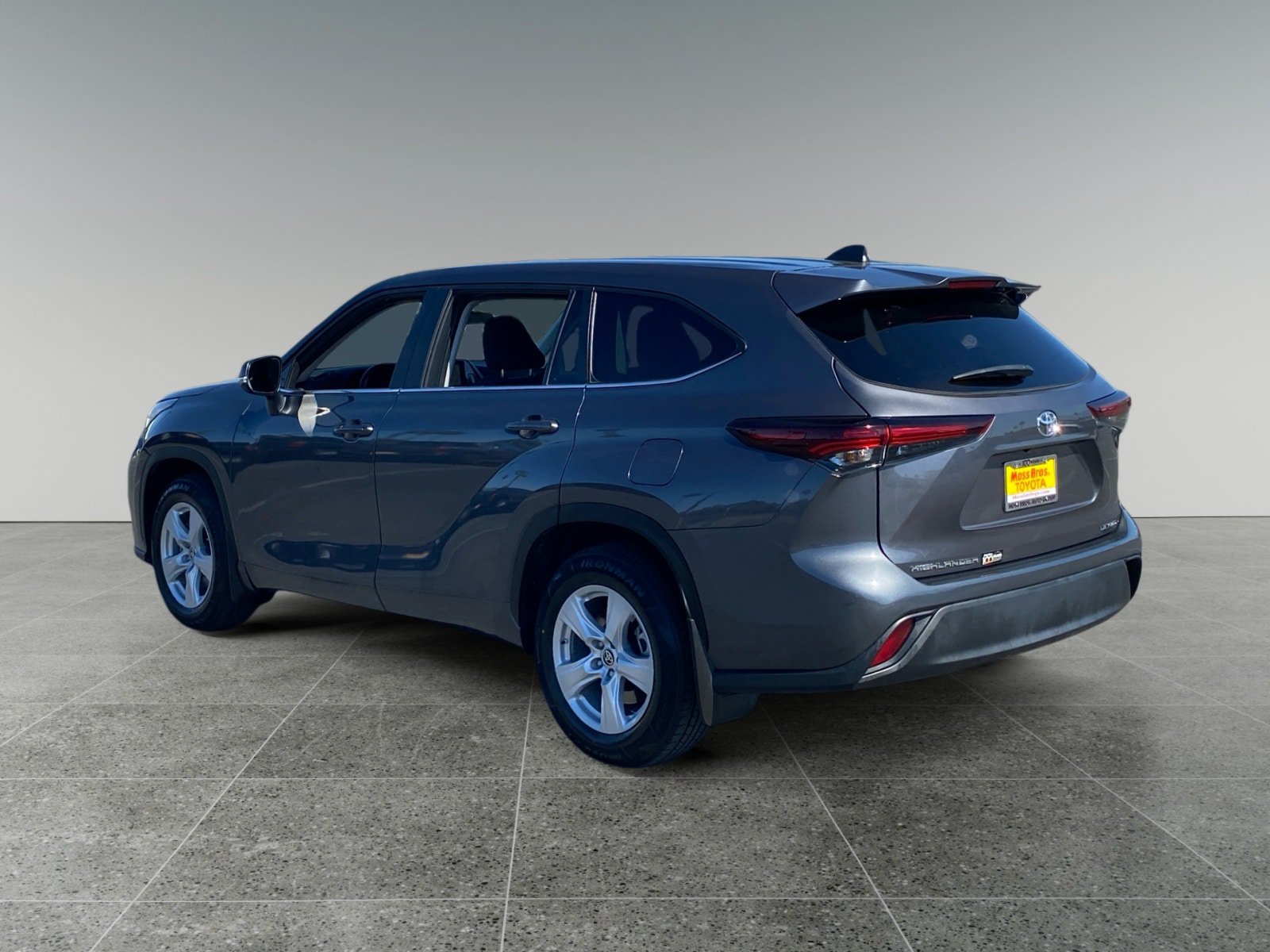Used 2024 Toyota Highlander LE AWD/4WD image 3