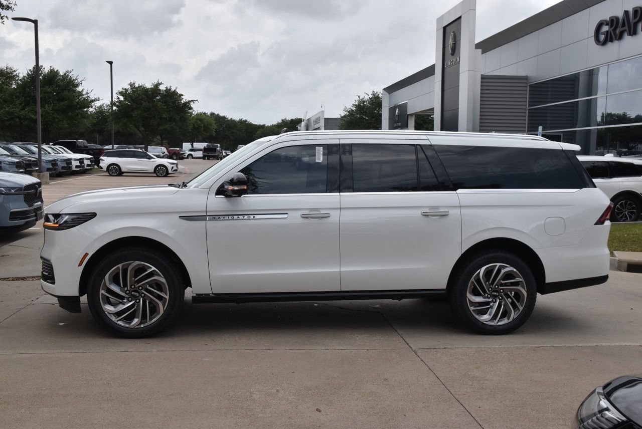 New 2026 Lincoln Navigator L Reserve AWD/4WD image 11