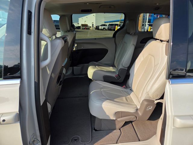 Used 2021 Chrysler Pacifica Touring-L w/ Uconnect Theater Family Group AWD/4WD image 15