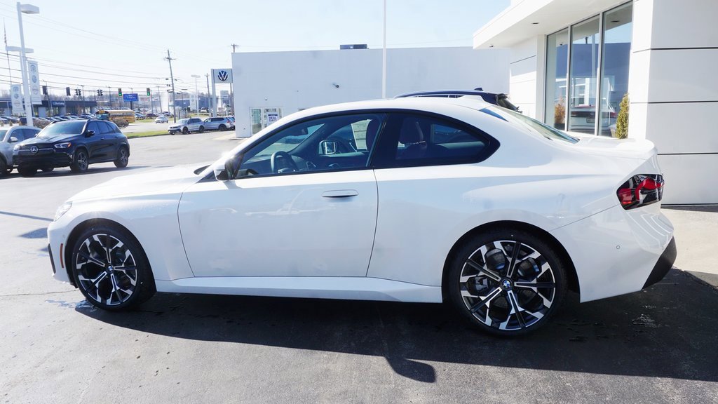 Used 2025 BMW 230i xDrive Coupe w/ Premium Package image 6