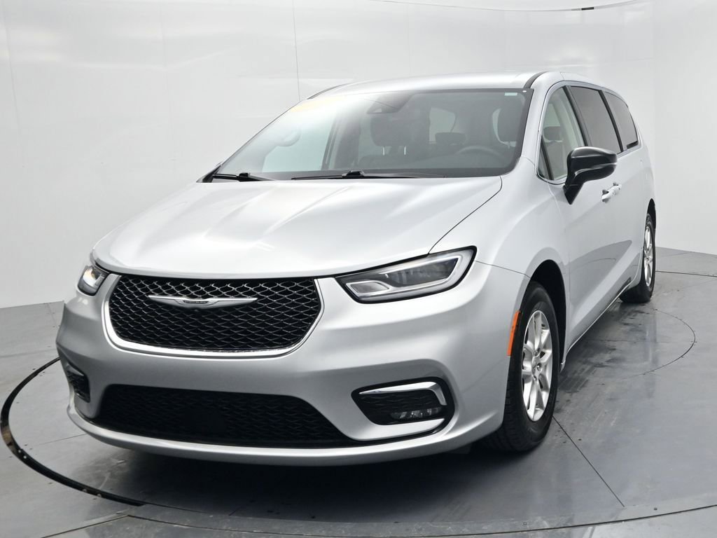 Used 2024 Chrysler Pacifica Touring-L image 3
