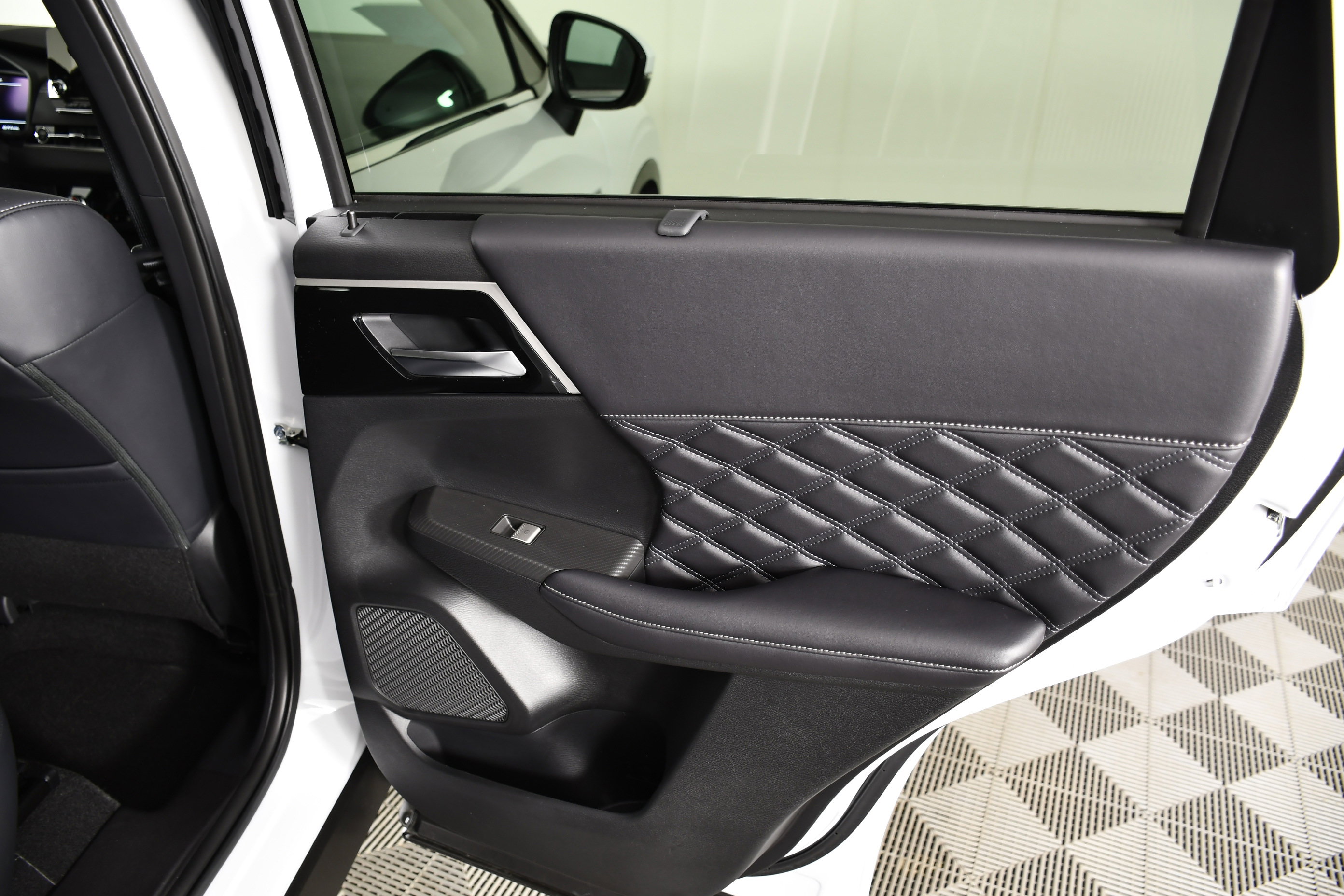 Used 2025 Mitsubishi Outlander SEL image 43