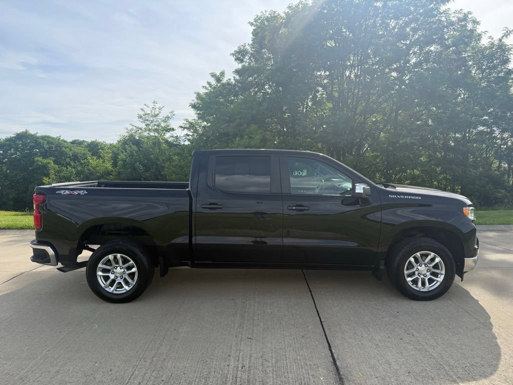 Used 2023 Chevrolet Silverado 1500 LT AWD/4WD image 2