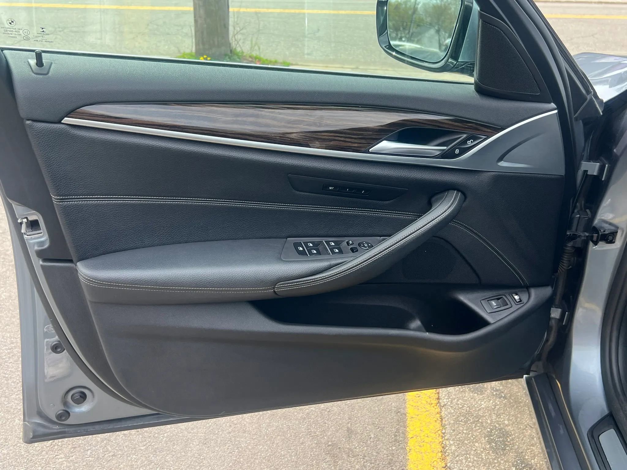 Used 2019 BMW 530e xDrive w/ Convenience Package image 11