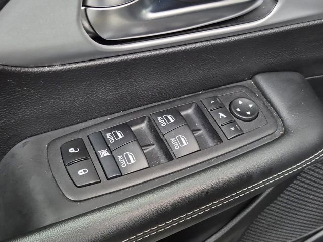 Used 2025 Chrysler Pacifica Limited FWD image 17