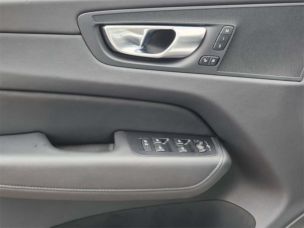 Used 2025 Volvo XC60 B5 Plus image 3