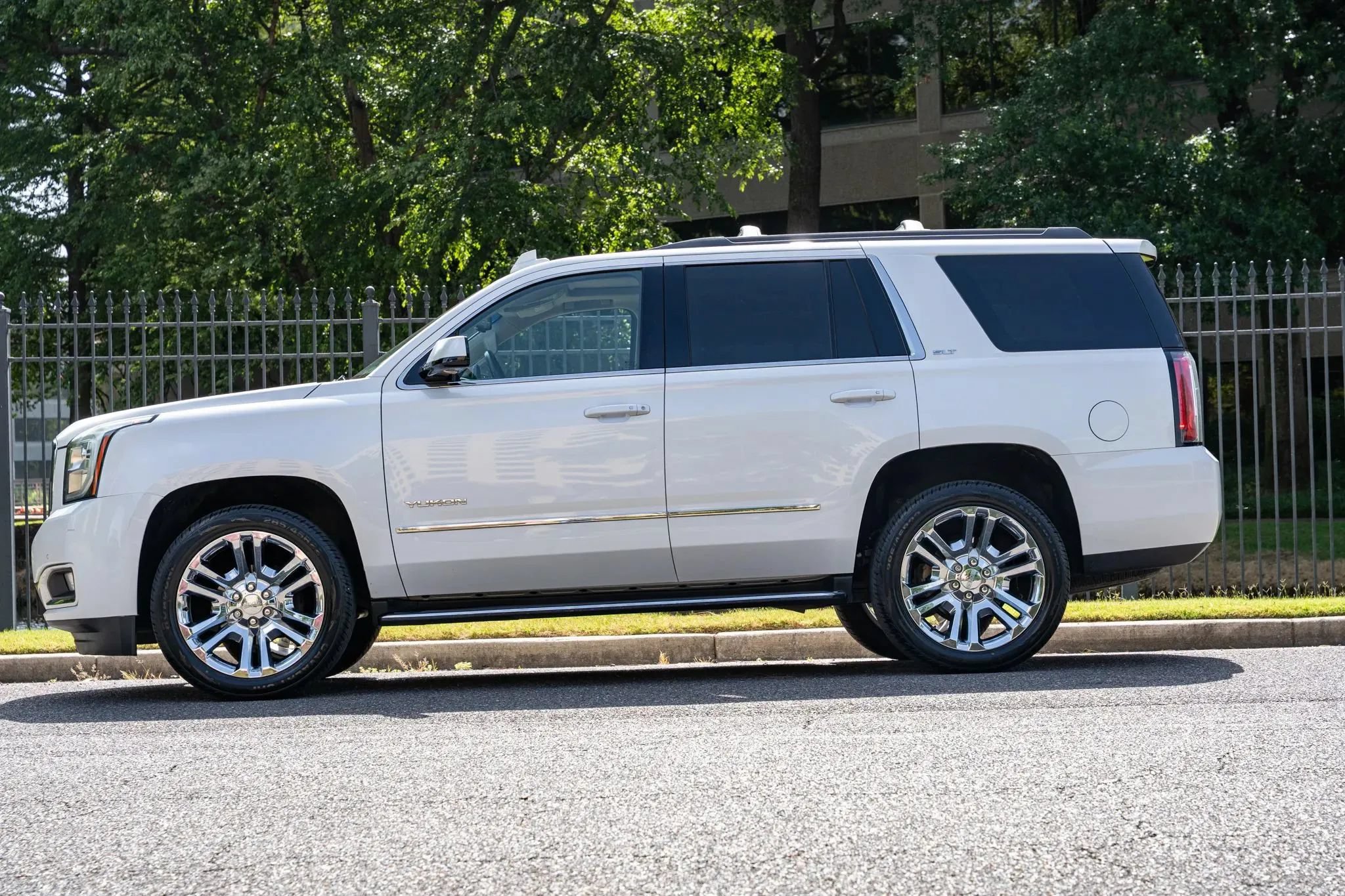 Used 2020 GMC Yukon SLT w/ Premium Edition AWD/4WD image 9