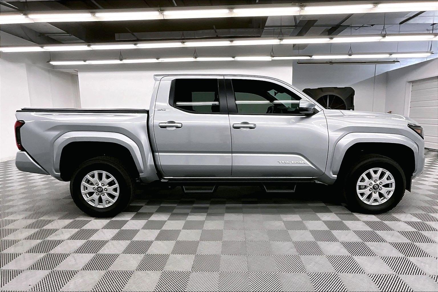Used 2025 Toyota Tacoma SR5 AWD/4WD image 14
