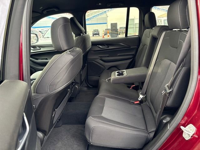 Used 2025 Jeep Grand Cherokee Laredo image 7