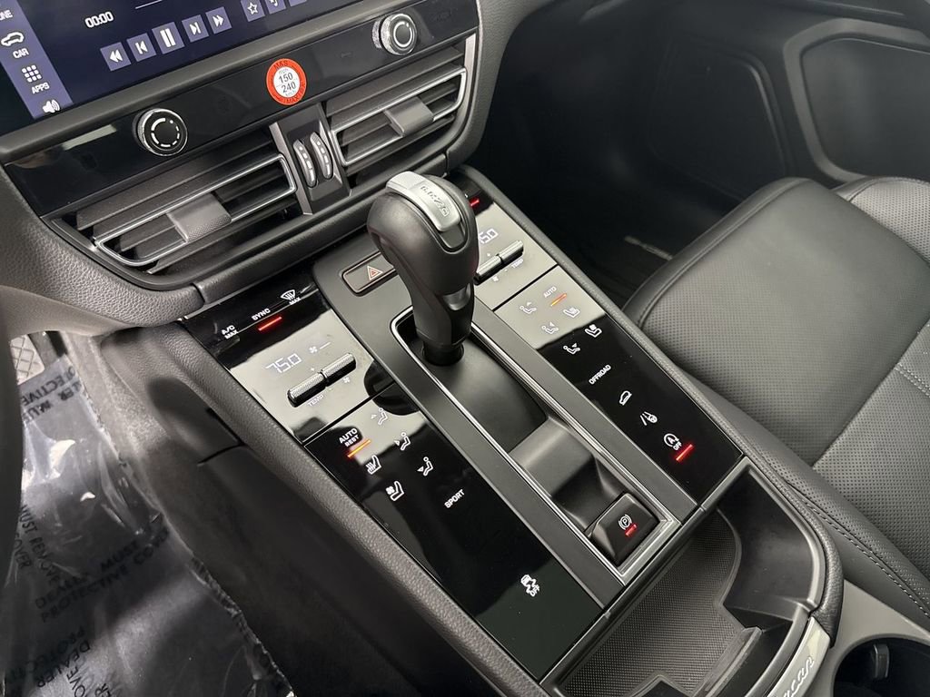 Certified 2025 Porsche Macan image 30