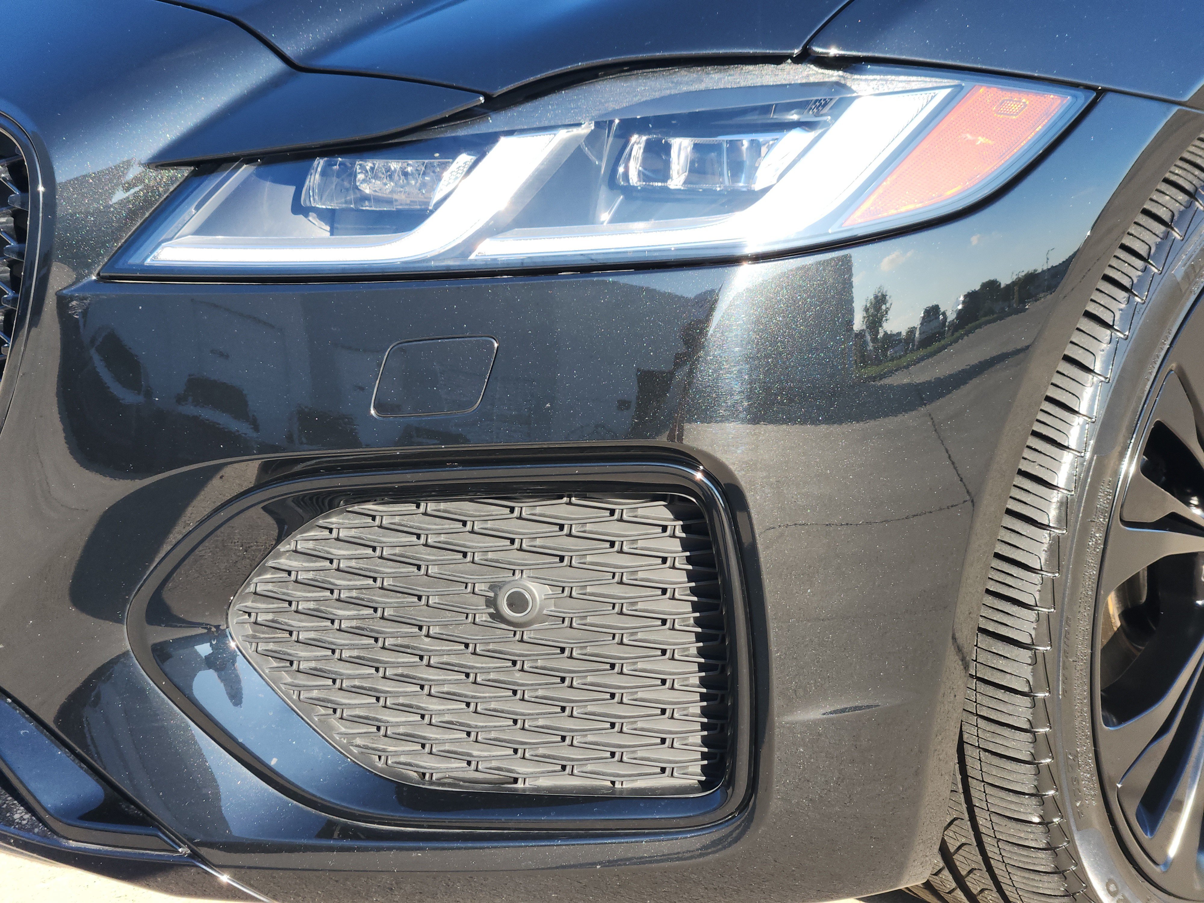Certified 2024 Jaguar XF R-Dynamic SE AWD/4WD image 9
