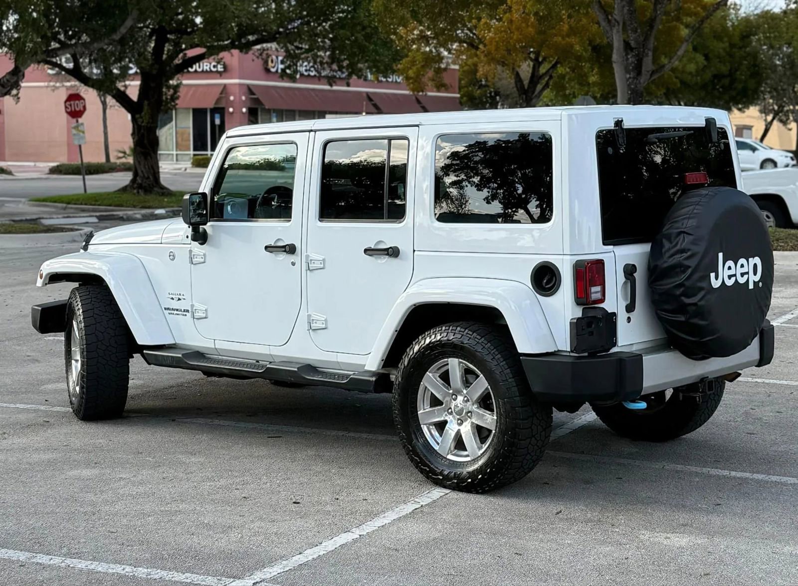 Used 2017 Jeep Wrangler Unlimited Sahara w/ Connectivity Group image 5