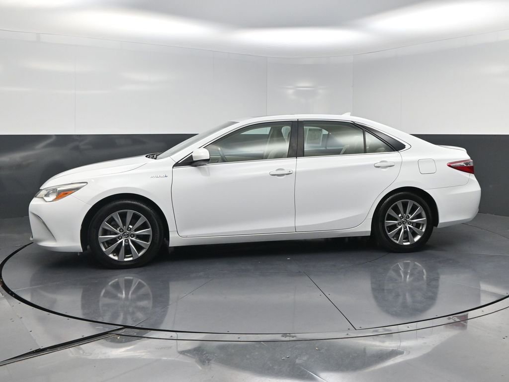Used 2017 Toyota Camry XLE w/ Moonroof Package FWD image 3