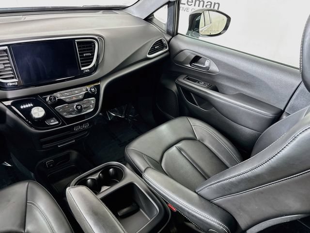 Used 2025 Chrysler Pacifica Select FWD image 23