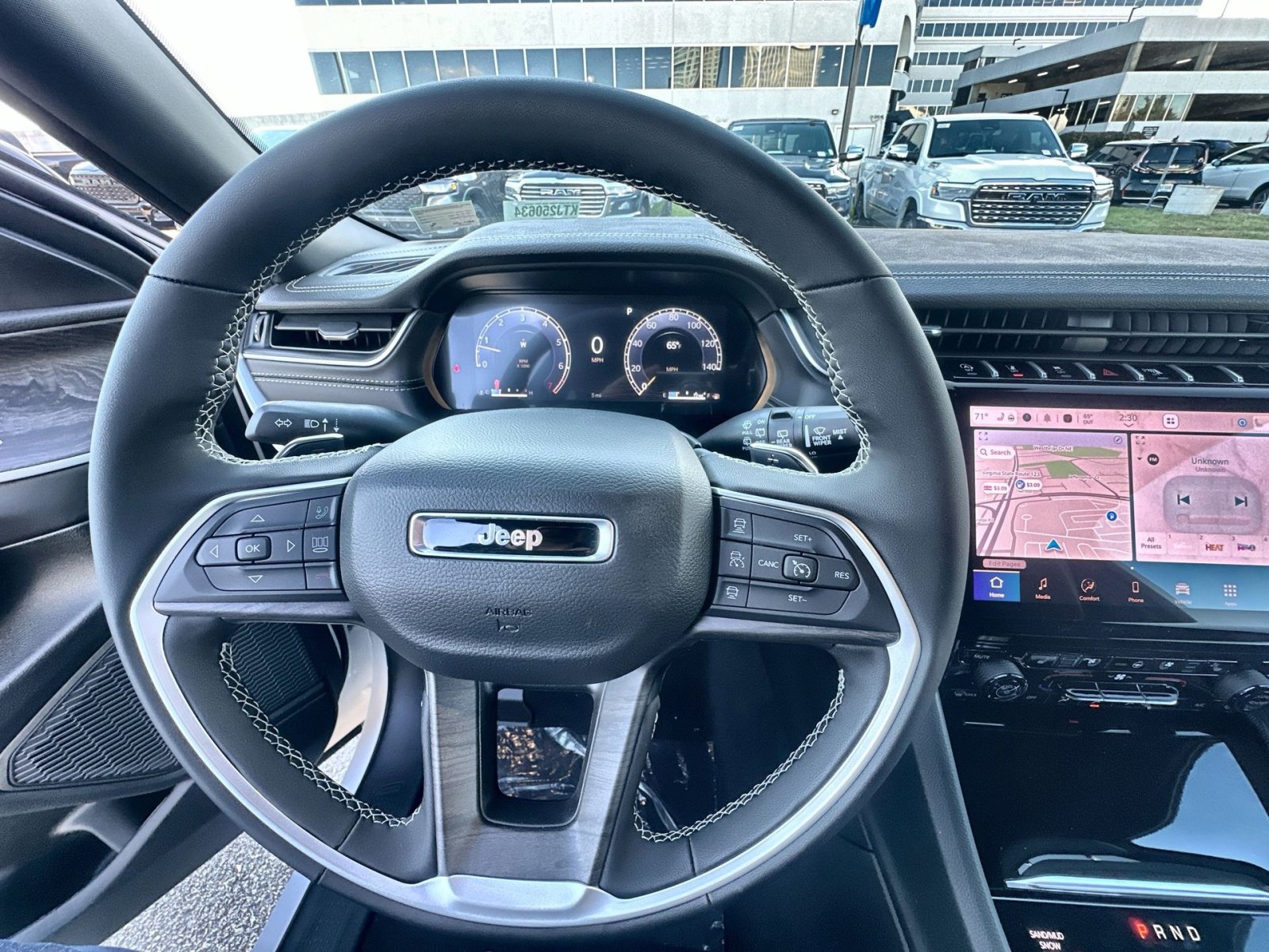 New 2025 Jeep Grand Cherokee Limited w/ Luxury Tech Group II image 16